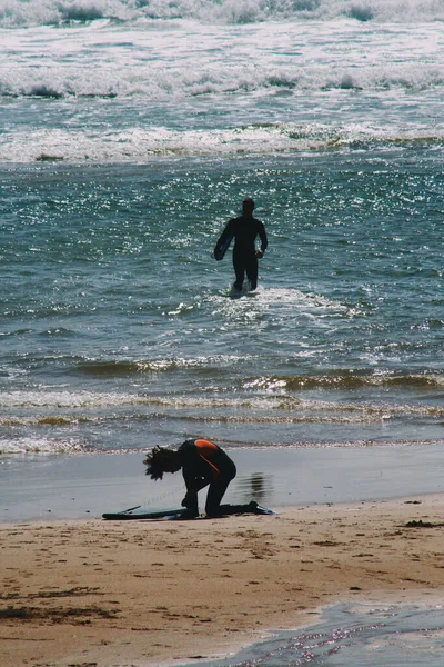 Surfista Caminha Direção Ondas Outro Surfista Prepara Para Entrar Nas — Fotografia de Stock