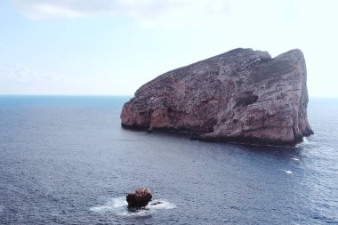 Capo Caccia, Sardinya, kayalıklı deniz ve kadın manzarası