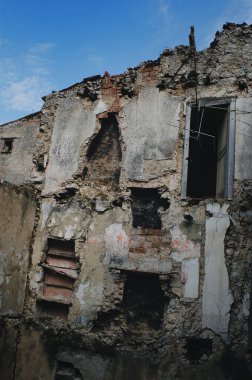 Güney İtalya 'da yıkılmış bir köye bir göz atalım.