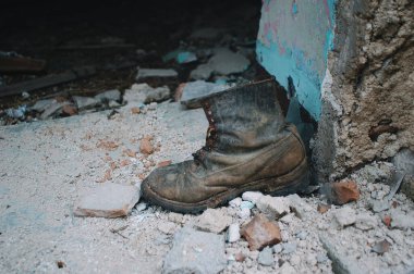 Terk edilmiş ve zamanla giyilmiş bir ayakkabının ayrıntıları. deprem sonrası