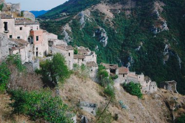 Güney İtalya 'da yıkılmış bir köye bir göz atalım.