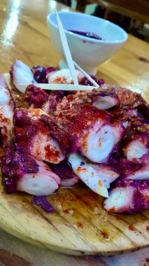 Tipik Galiçya yemekleri: baharatlı ahtapot.