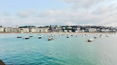 San Sebastian plajı manzarası. deniz ve tekneler