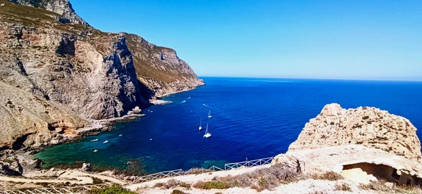 Marettimo, Egadi adası. Sicilya, İtalya. Punta Troia 'daki kumsal manzarası