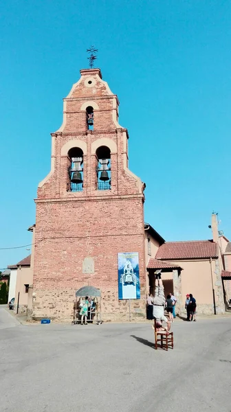 Homem Idoso Numa Cadeira Frente Campanário Caminhada Santiago — Fotografia de Stock