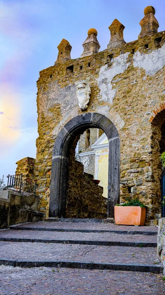 İtalya 'nın eski Agropoli kentinin giriş kapısı.