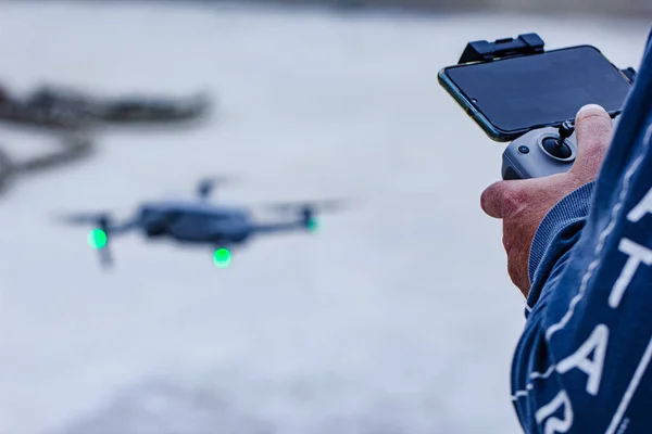 Hände Steuern Fernbedienung Mit Drohne Boden — Stockfoto