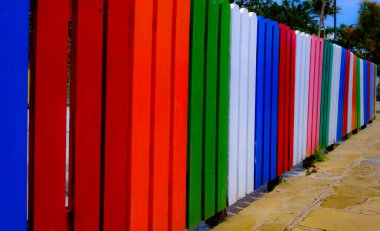 Renkli ahşap çitler. perspektifteki detay