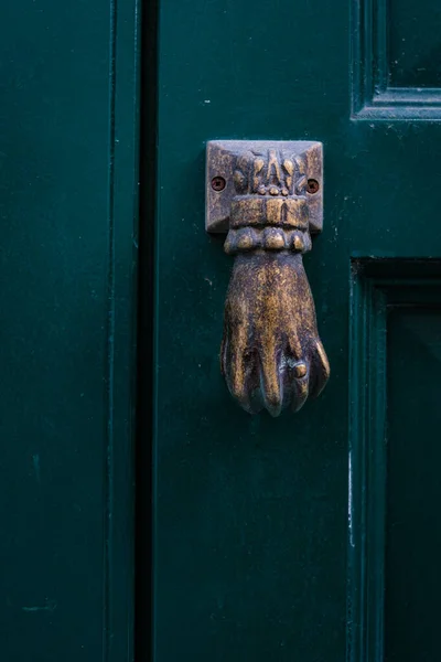 Антикварный Стук Дверь Форме Руки Зеленой Двери Южная Италия — стоковое фото