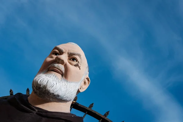 Peder Pio 'nun heykelinin ayrıntıları. dini simge