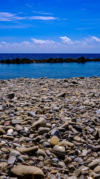 Pioppi plajı, Cilento, Campania, İtalya. Çakıl taşları, mavi deniz ve mavi gökyüzü