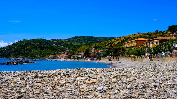 Sahili, mavi denizi ve evleri olan Pioppi Panoraması. Pioppi, Cilento, Campania, İtalya