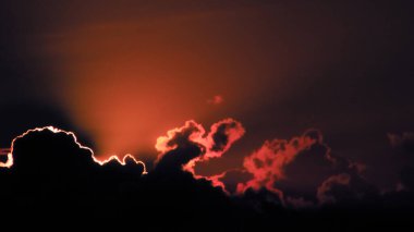 Bulutlar ve gökyüzü batan güneşle. Bulutlarda güneş batar