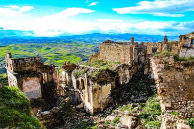 Craco, Basilicata, İtalya 'da terk edilmiş bir köy. Hayalet şehir