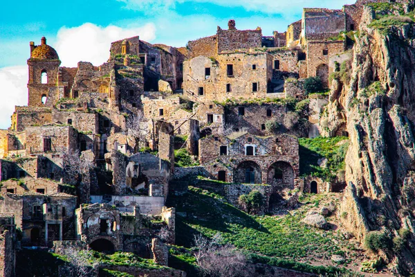 Craco, Basilicata, İtalya 'da terk edilmiş bir köy. Hayalet şehir