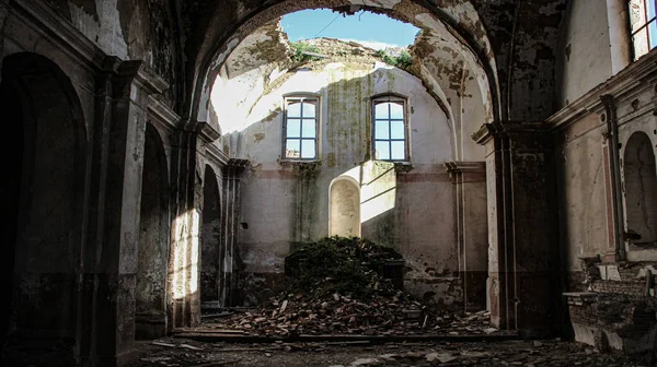 Craco, Basilicata, İtalya 'da terk edilmiş bir köy. Hayalet şehir