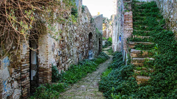 Craco, Basilicata, İtalya 'da terk edilmiş bir köy. Hayalet şehir