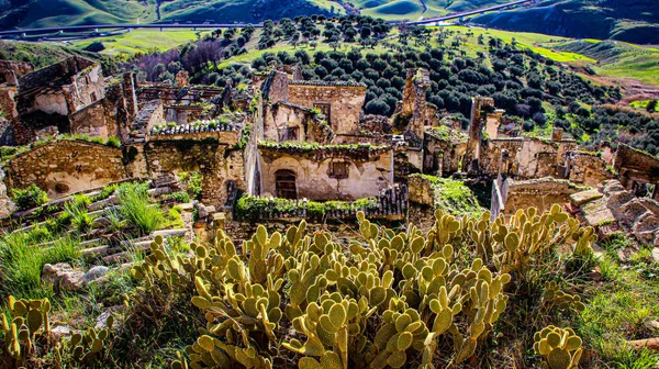 Craco, Basilicata, İtalya 'da terk edilmiş bir köy. Hayalet şehir
