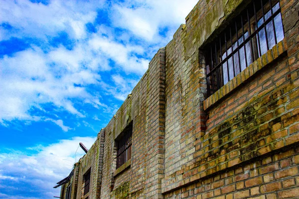 Old Abandoned Wall Barred Windows Sky — Stock Photo, Image