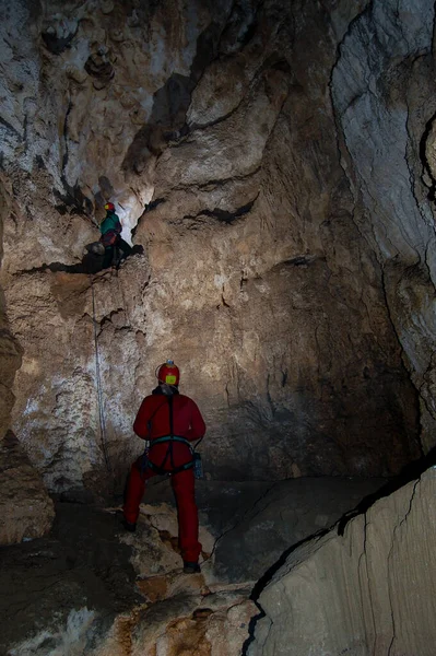 Grottforskare Jordens Meandrar Stenar Stalaktiter Och Stalagmiter — Stockfoto