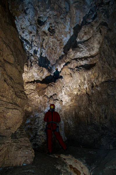 Grottforskare Jordens Meandrar Stenar Stalaktiter Och Stalagmiter — Stockfoto