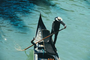 İTALYA, VENICE - 28 Şubat 2017: gondol suları arasında manevra yapıyor