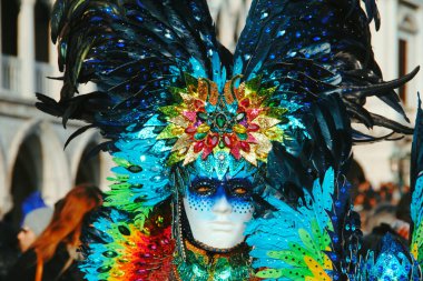 İtalya, Venedik - 28 Şubat 2017: Venedik Karnavalı. Meydanda kalabalığın arasında tipik bir maske