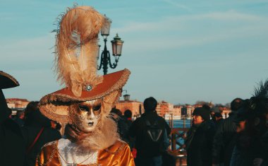 İtalya, Venedik - 28 Şubat 2017: Venedik Karnavalı. Meydanda kalabalığın arasında tipik bir maske