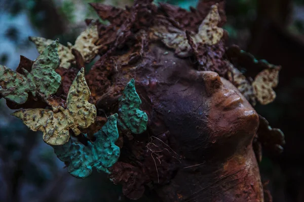 Estatua Cabeza Mujer Con Mariposas — Foto de Stock