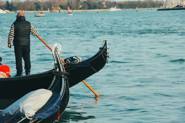 Gondolier Venise Sur Gondole Avec Lagune Sur Fond — Photo