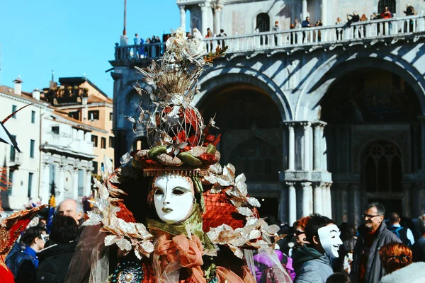 İtalya, Venedik - 28 Şubat 2017: Venedik Karnavalı. Meydanda kalabalığın arasında tipik bir maske