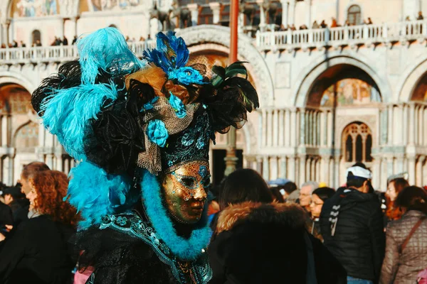 İtalya, Venedik - 28 Şubat 2017: Venedik Karnavalı. Meydanda kalabalığın arasında tipik bir maske