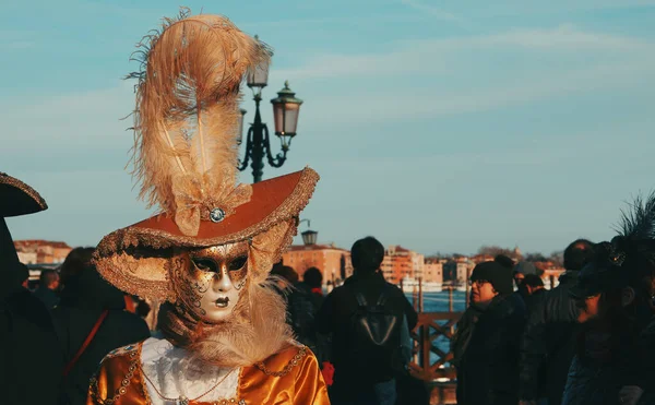 İtalya, Venedik - 28 Şubat 2017: Venedik Karnavalı. Meydanda kalabalığın arasında tipik bir maske