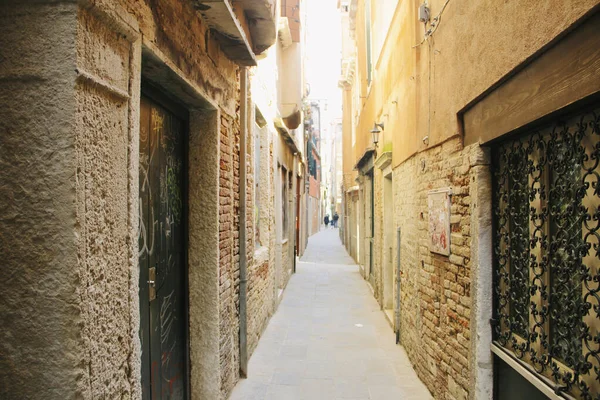 Narrow Alley Venice Doors Buildings — Stock Photo, Image