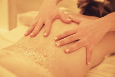 Kaplıcadaki kadına el masajı ve rahatlama.