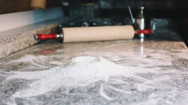 Pizza şefinin tezgahında un volkanı.