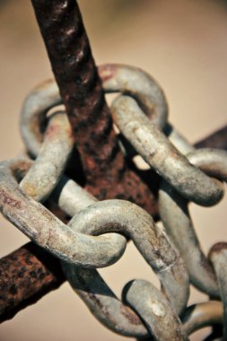 detail of chain with rusty iron