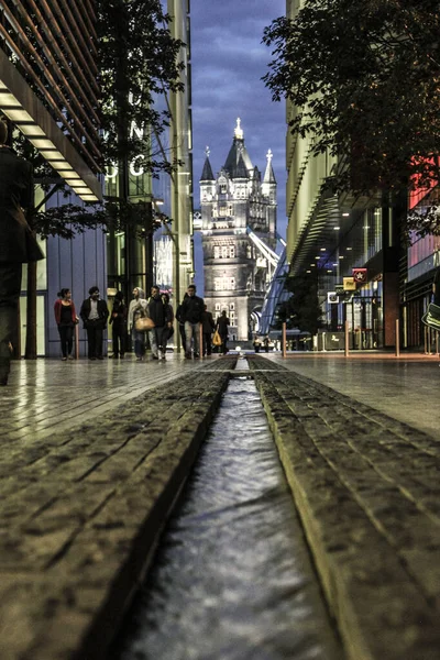 England London October 2013 Water Canal Tower Background Walking Person — Stockfoto