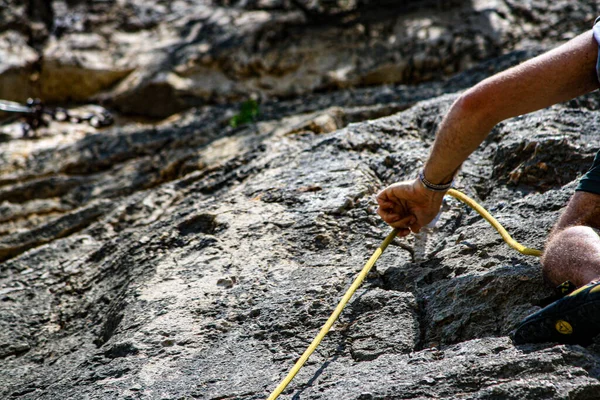Lezení Horolezec Ruka Tahá Žluté Lano Při Lezení Zeď — Stock fotografie