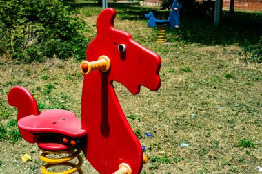 Çocuk parkında boş gezintiler. çocuk yokluğu, düşük doğum oranı. Eski ülke, çocuk yok..