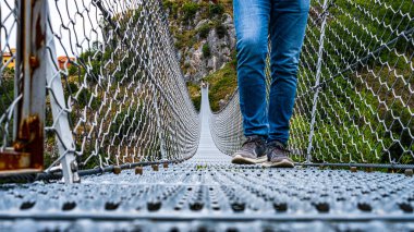Laviano, Campania, İtalya 'daki Tibet köprüsündeki ayak manzarası