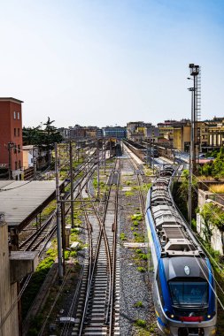 Salerno istasyonu, İtalya manzaralı. Raylarda tren