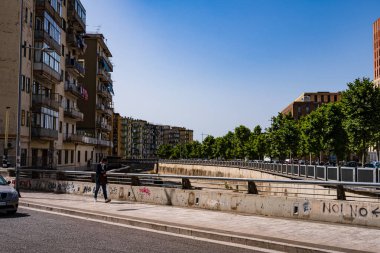 Salerno, İtalya 'daki Lungoirno üzerindeki köprünün manzarası.