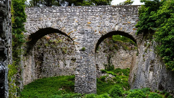 Ortaçağ kale köprü kemerleri. Laviano, İtalya.