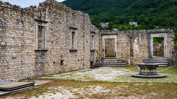 Talya Nın Laviano Kentindeki Ortaçağ Şatosunun Avlusunun Manzarası — Stok fotoğraf