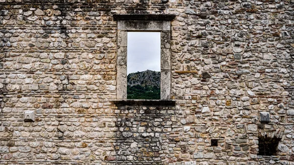 Talya Nın Laviano Kentindeki Ortaçağ Şatosunda Dağa Bakan Pencere — Stok fotoğraf