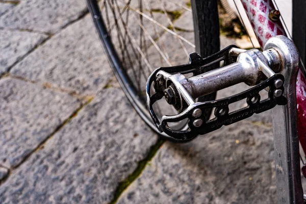 Detalle Bicicleta Vintage Carretera Pavimentada Piedra Pedal —  Fotos de Stock