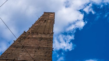 Torre degli Asinelli mavi gökyüzü manzaralı. Bolonya, İtalya. Temmuz 2021.