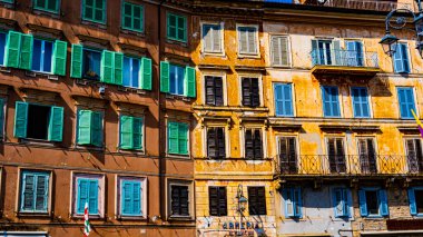 İtalya 'nın eski Anagni kasabasında renkli pencereli bir saray.
