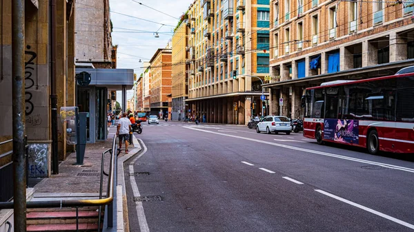 Calle Bolonia Con Edificios Autobuses Transeúntes Julio 2021 —  Fotos de Stock